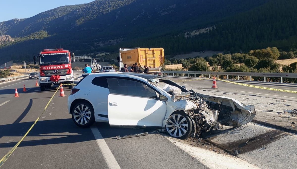 Denizli'de otomobil kamyona çarptı: 1 ölü