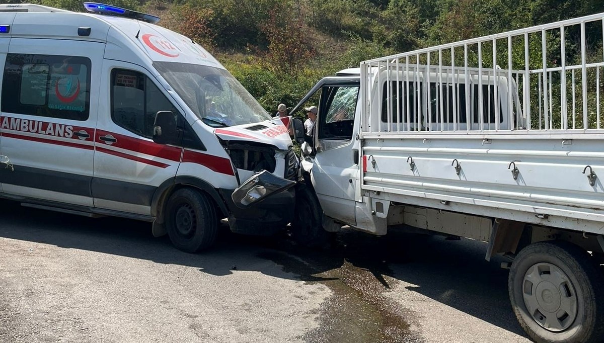 Ambulanslar kamyonetle çarpıştı: 6'sı sağlık personeli, 7 kişi yaralandı