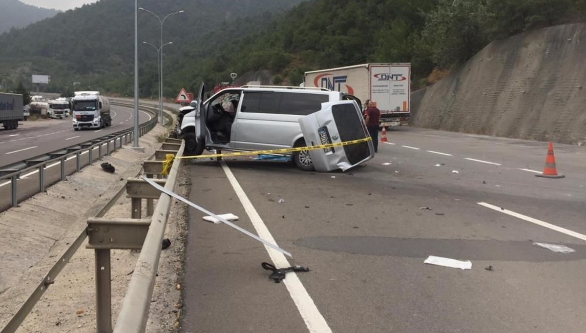 Düğün dönüşü feci kaza: 1 ölü 3'ü ağır 14 yaralı