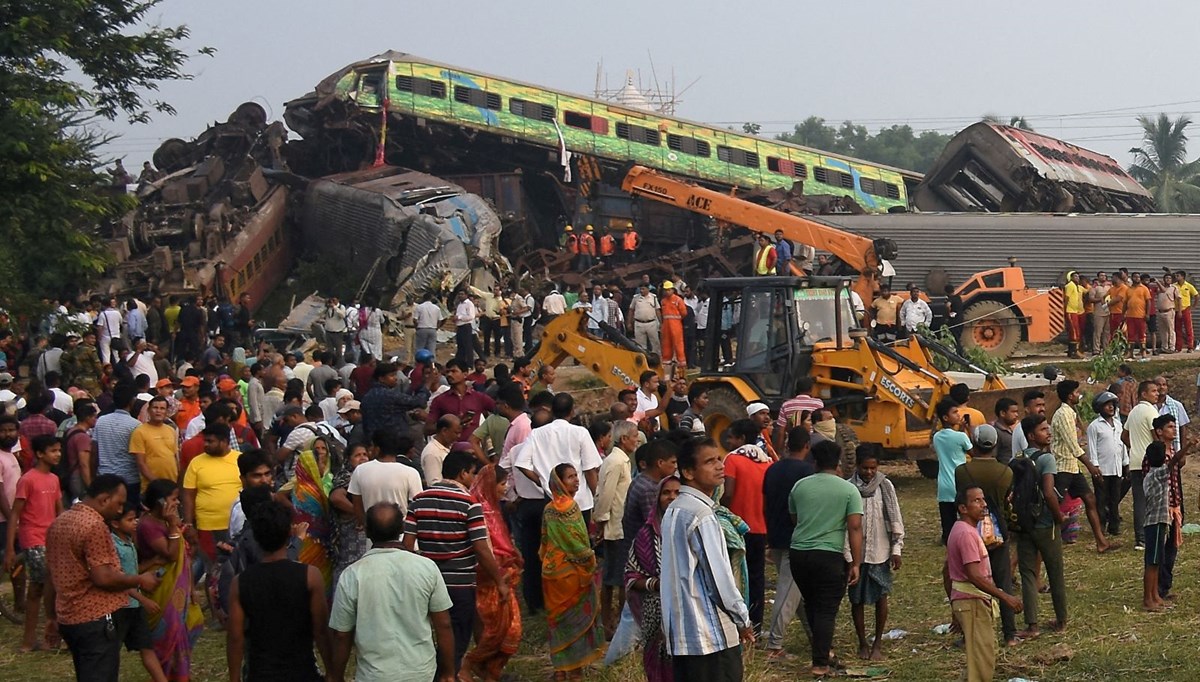 Hindistan'da 3 tren birbirine girdi: 288 ölü, 900'den fazla yaralı