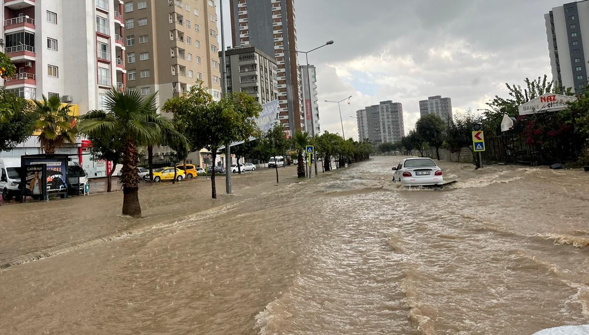 Adana'yı sağanak ve dolu vurdu