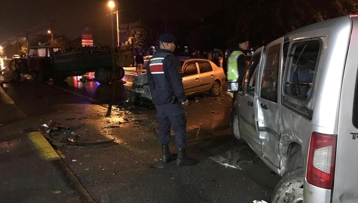 Sakarya'da 3 araç birbirine girdi: 4 yaralı