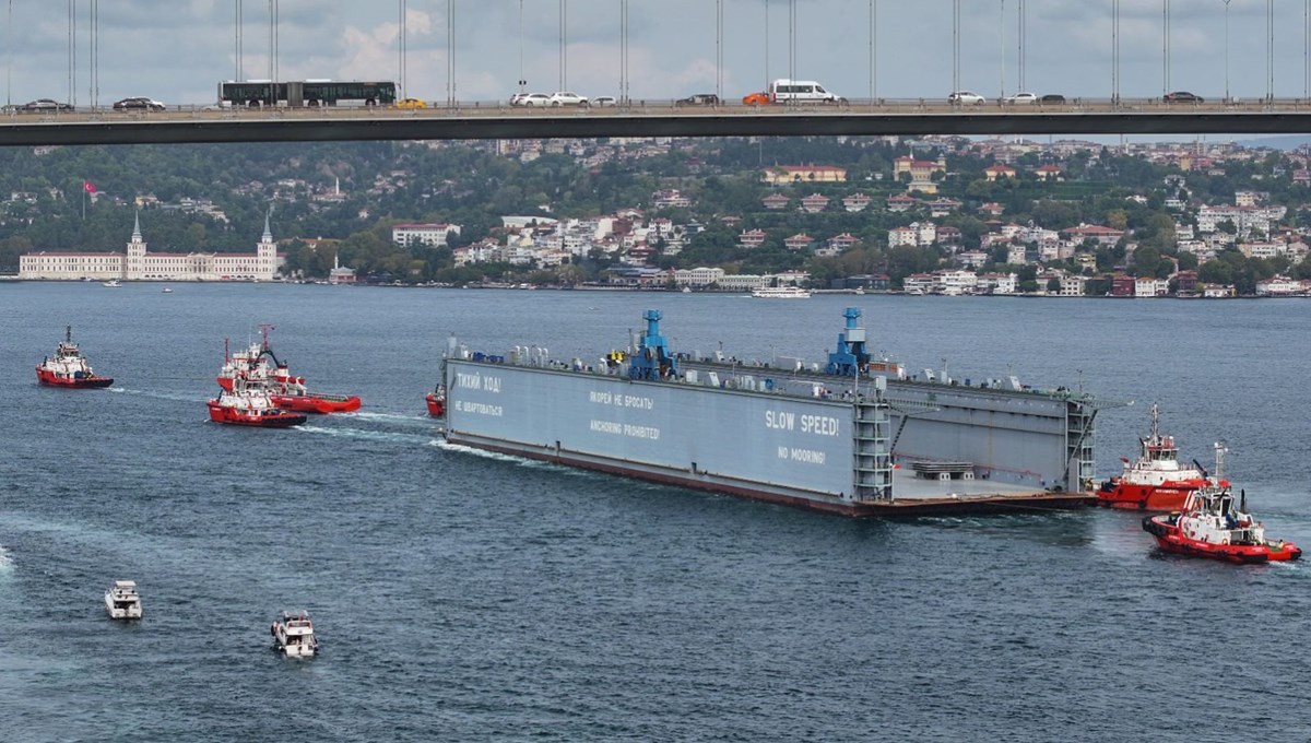 İstanbul Boğazı'nda yüzer havuzla 392 metrelik yedekli geçiş: Gemi trafiği askıya alındı