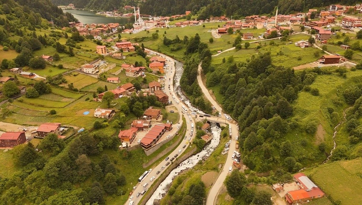 Uzungöl'de bayram yoğunluğu: Kilometrelerce araç kuyruğu oluştu