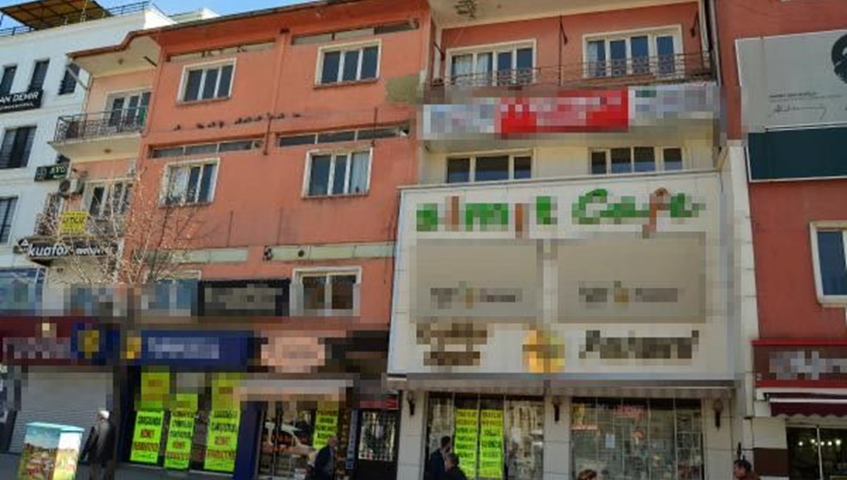 Aksaray'da, depremde ağır hasar gören 3 katlı bina boşaltıldı