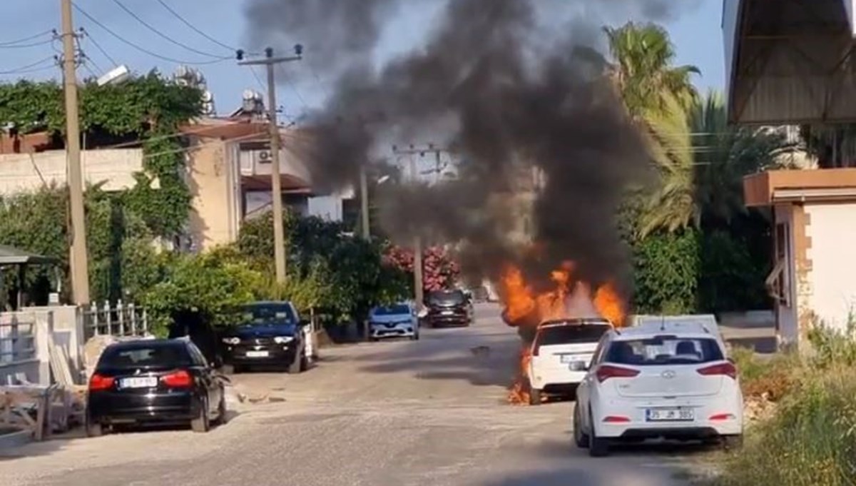 Antalya'da park halindeki otomobil alev alev yandı