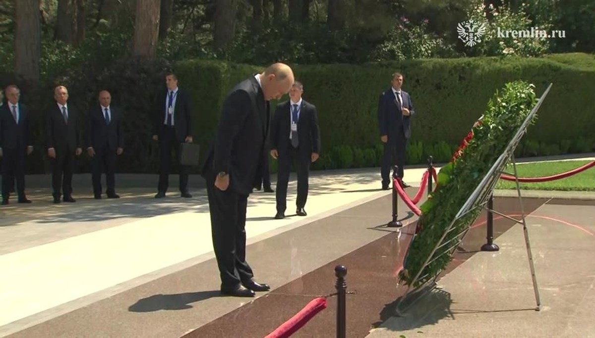 Putin, Haydar Aliyev’in mezarını ziyaret etti