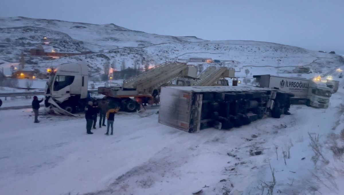 Ardahan-Kars kara yolunda buzlanma zincirleme kazaya neden oldu