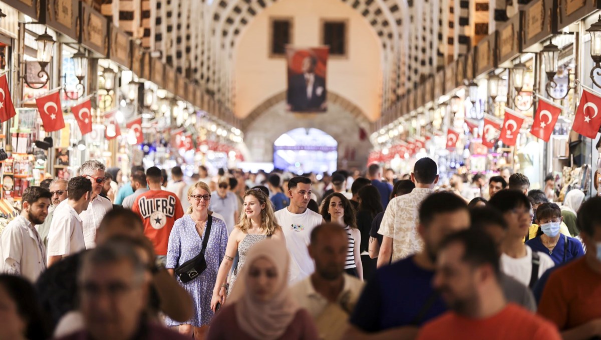 Eminönü'nde bayram alışverişi yoğunluğu: Fiyatlar nasıl?