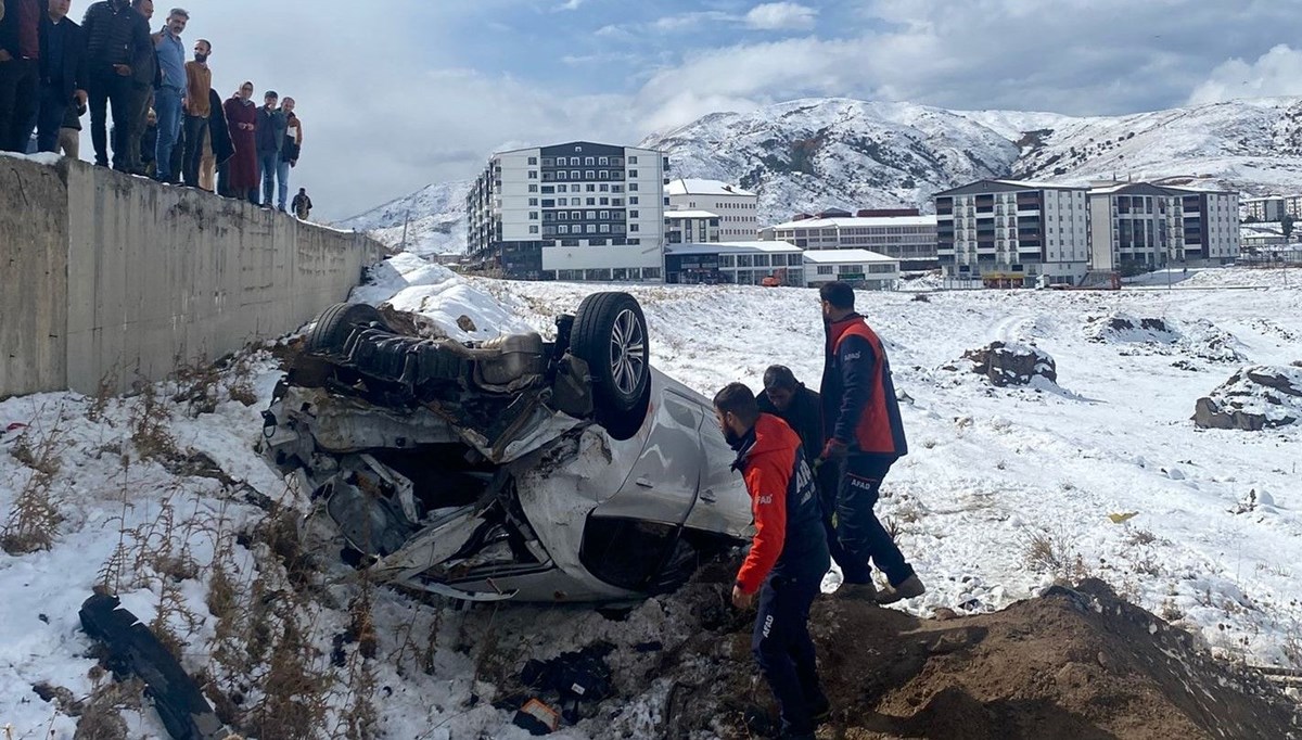 Yayaya çarpan otomobil boş araziye düştü: 1 ölü, 1 yaralı