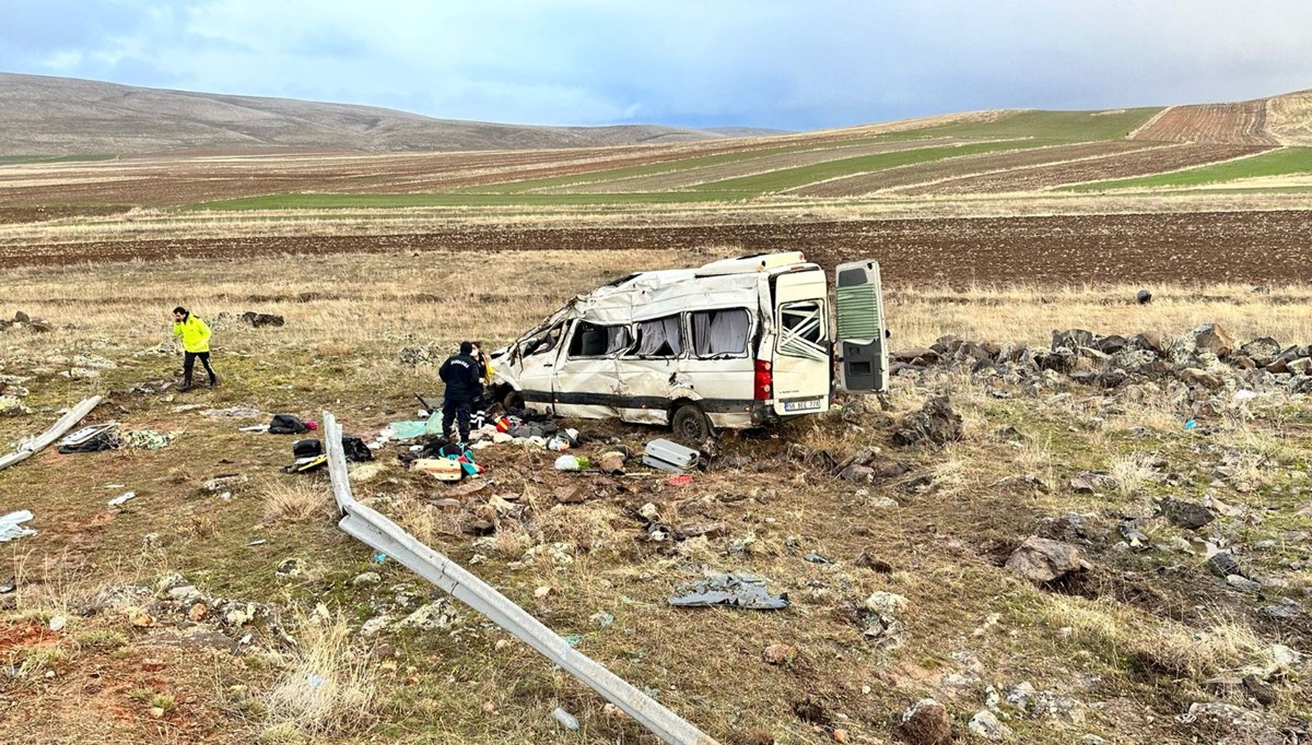 Kayseri'de minibüs şarampole devrildi: 2 ölü, 10 yaralı