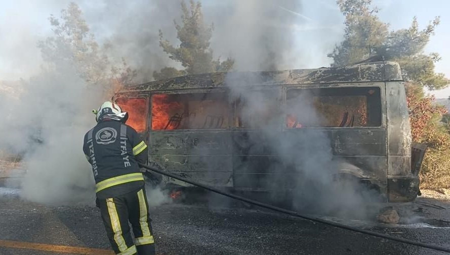 Seyir halindeki minibüs alev alev yandı