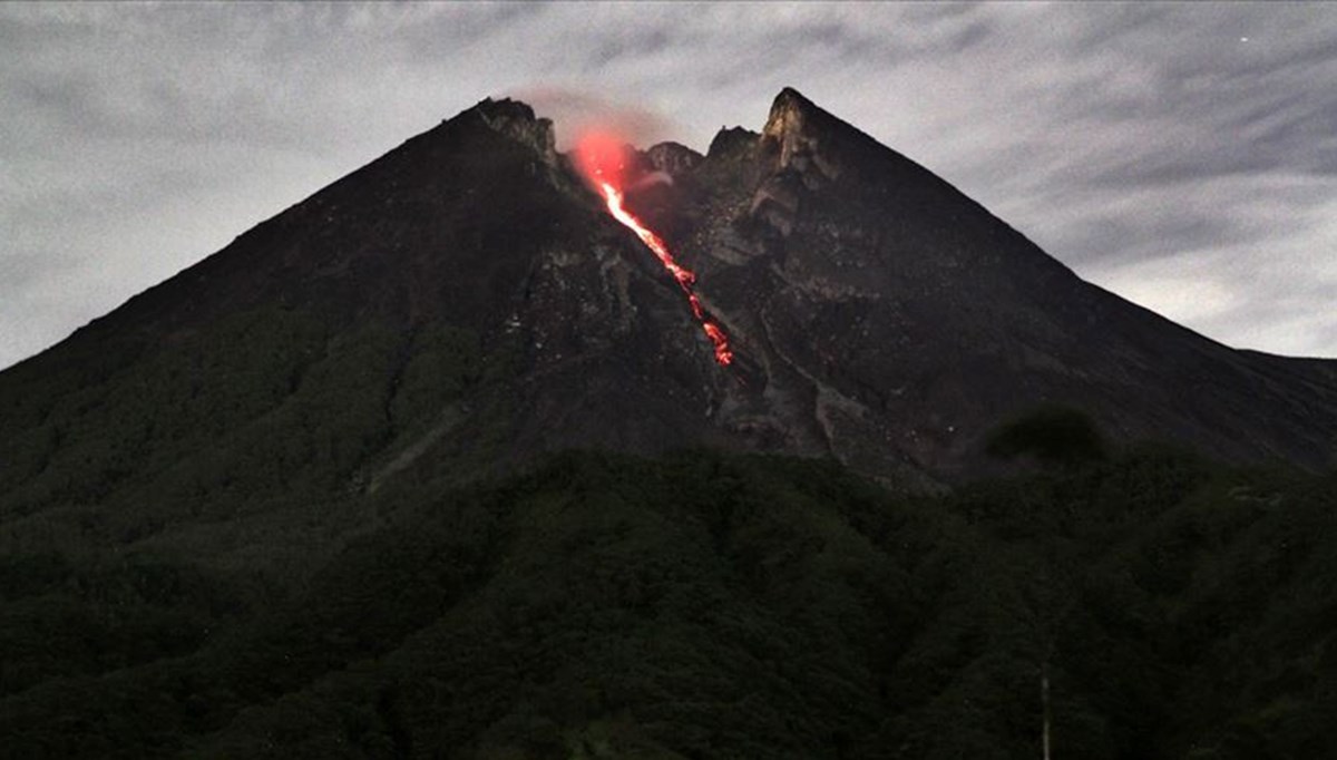 Endonezya'da Merapi Yanardağı patladı: 11 dağcı hayatını kaybetti