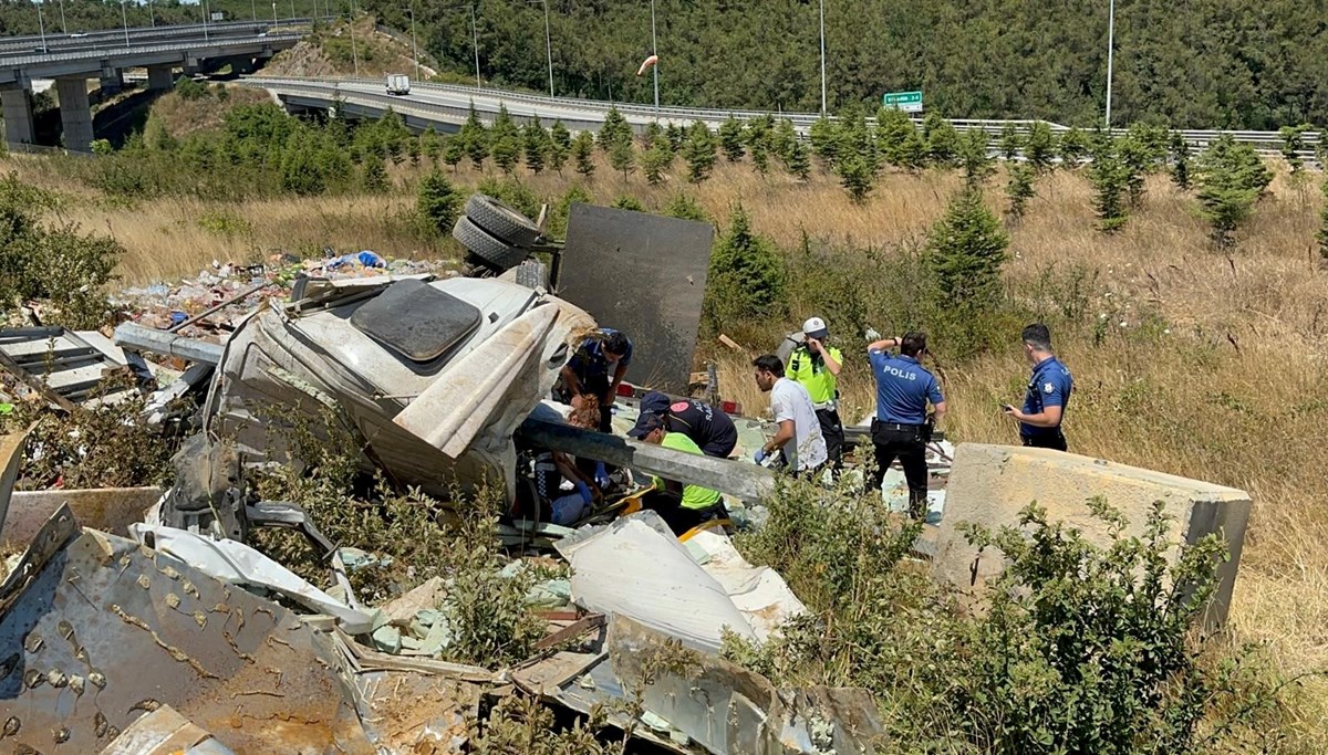 Kuzey Marmara Otoyolu’nda kamyon şarampole devrildi: 2 yaralı