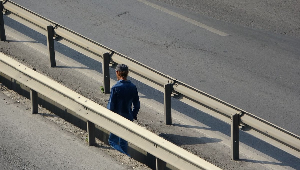 Sosyal medyada herkes onu konuşuyor! Yaz kış demeden E-5 karayolunda yürüyor, 