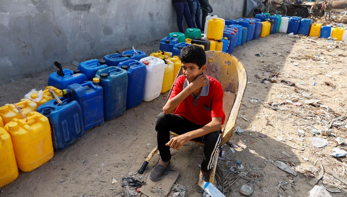Gazze'de su krizi: Binlerce Filistinli su sırası bekliyor