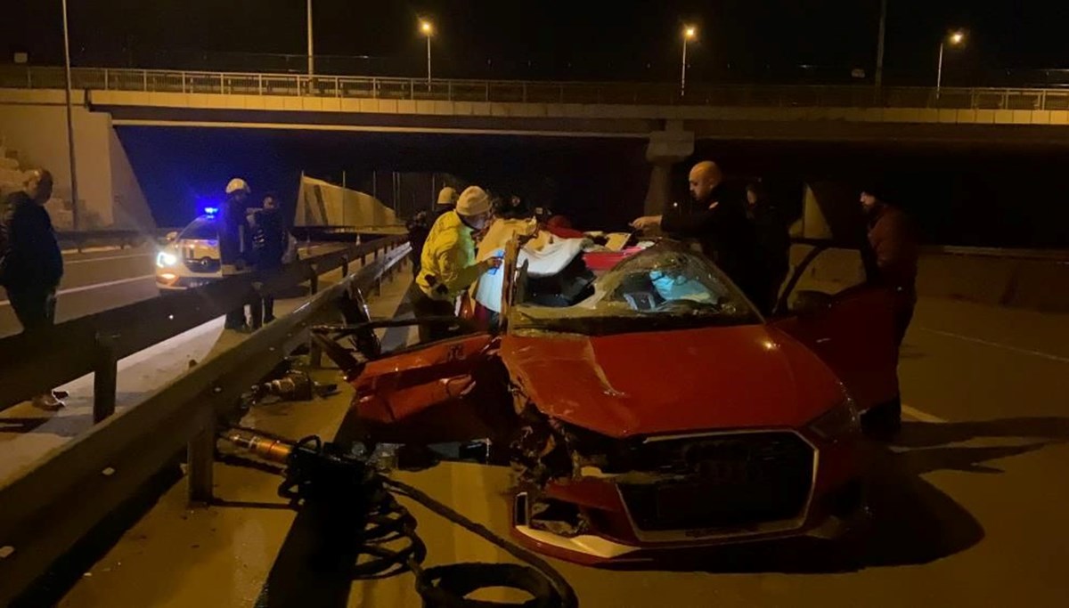 Otomobil önce TIR'a ardından bariyere çarptı: 1 ölü, 3 yaralı