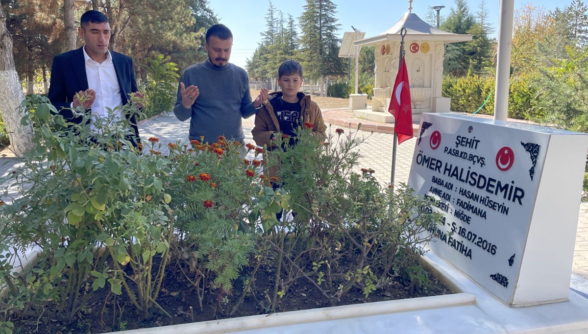 FETÖ elebaşı Gülen'in ölümü sonrası Ömer Halisdemir'in kabrine ziyaretçi akını