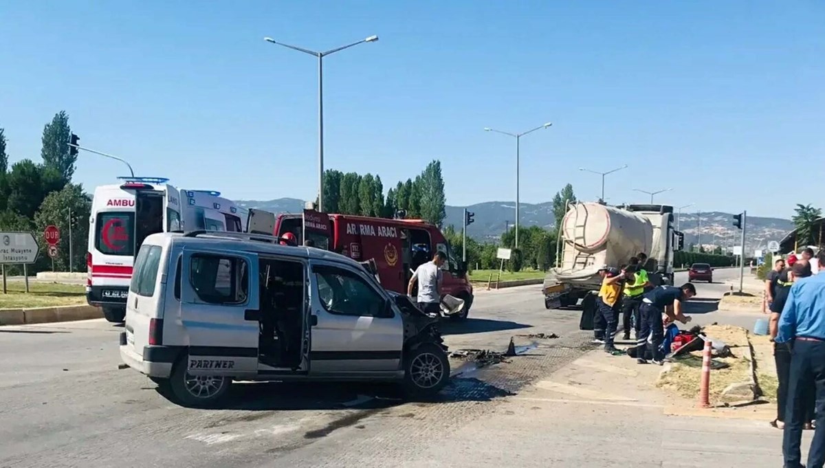 Kütahya'da otomobil tankere çarptı: 2 ölü, 1 yaralı