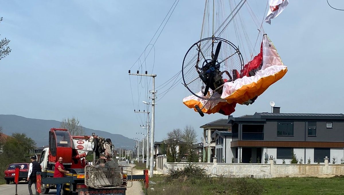 Düzce’de belediye başkan adayının tanıtımını yapan paramotor tellere takıldı