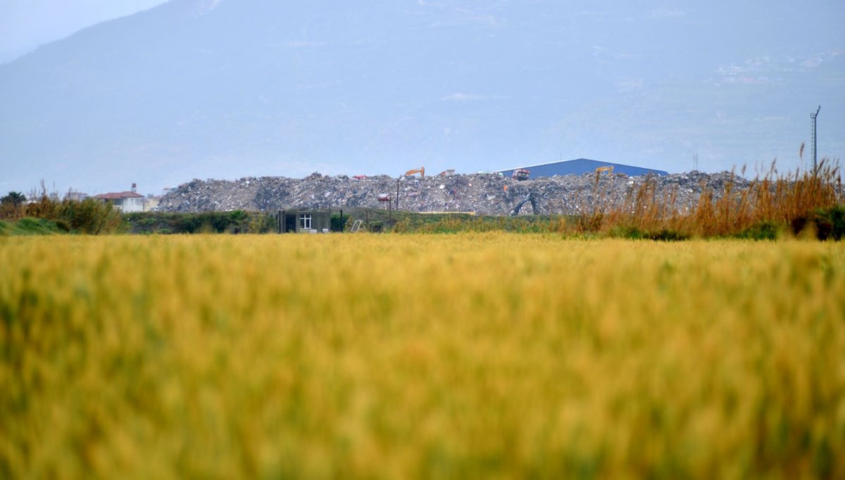 Kuş cennetinde enkaz molozlarından dağ oluştu