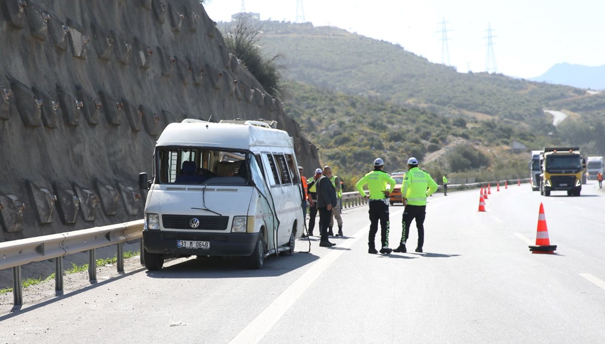 Seyir halindeki minibüsün lastiği patladı: 12 yaralı