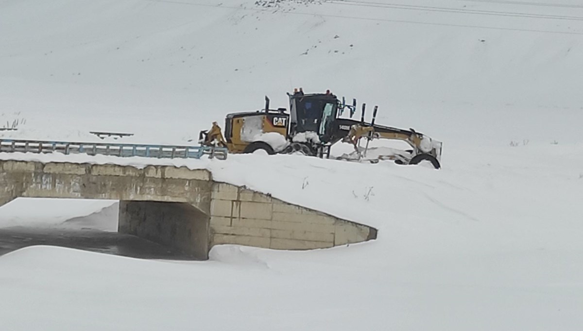 Van'da 145 yerleşim yerinin yolu kardan kapandı