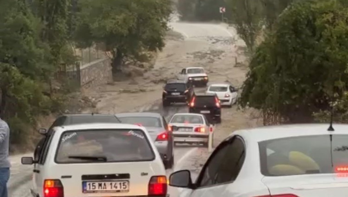 Burdur’da etkili olan sağanak yağış nedeniyle yollar göle döndü