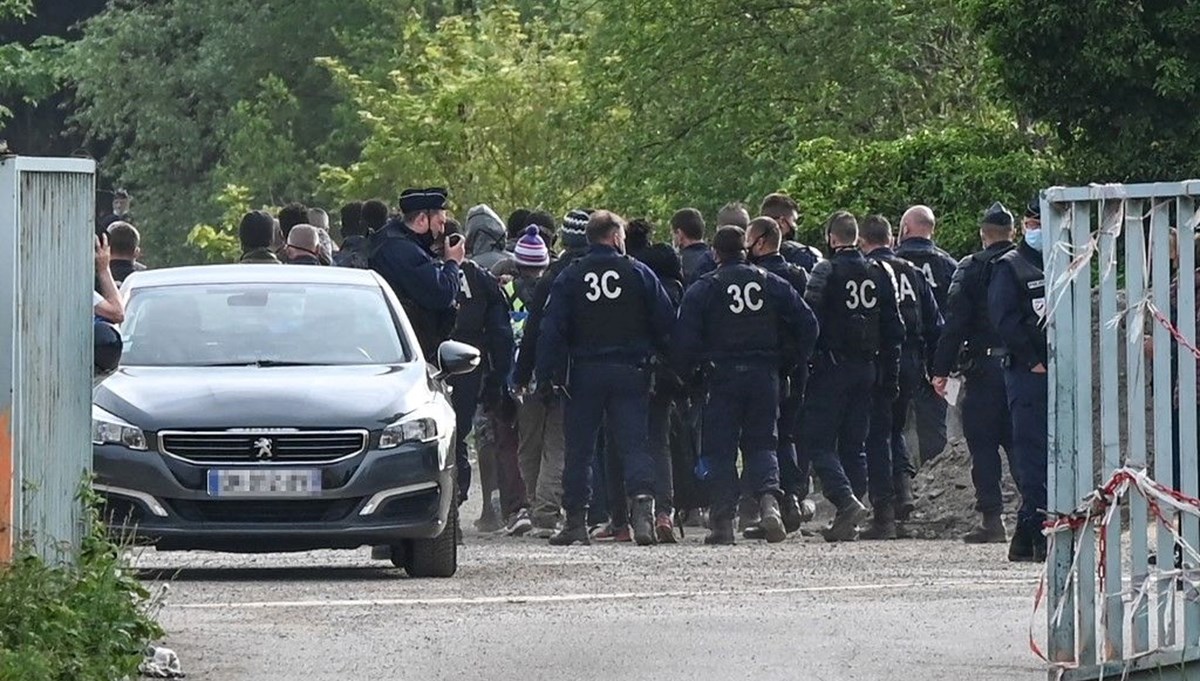 Fransa'da polis, Manş Denizi sınırındaki göçmen kampını dağıttı