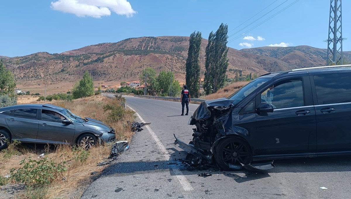 Kayseri'de otomobil ile minibüs çarpıştı: 9 yaralı