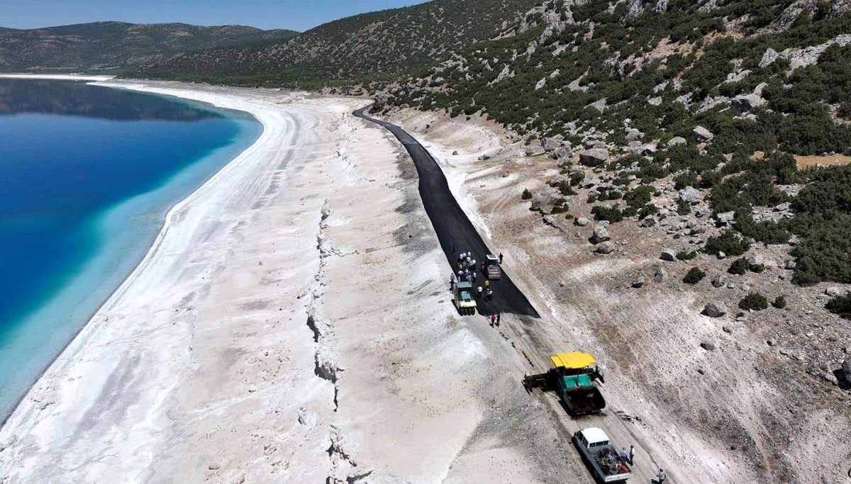 Salda Gölü'nde tepki çeken görüntü: Etrafına asfalt döküldü