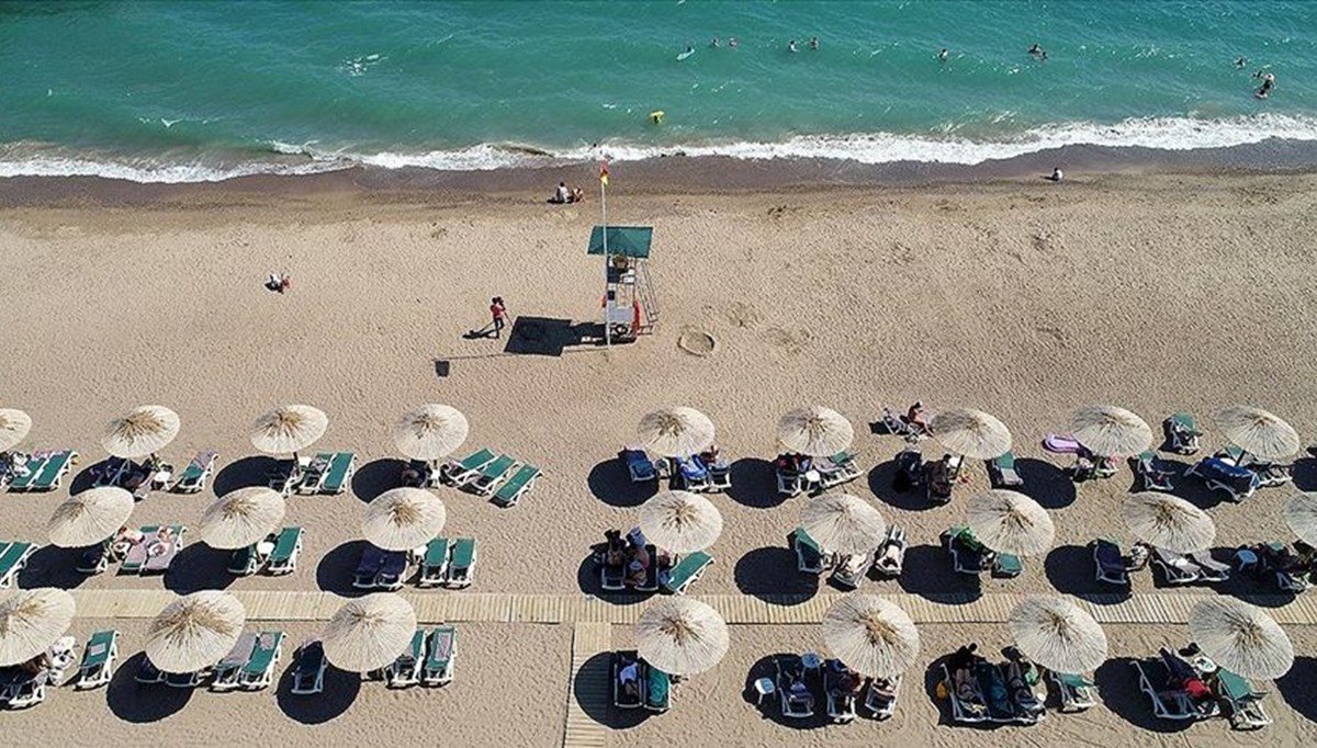 Antalya'da 17 plajda mavi bayrak dalgalanmaya başladı