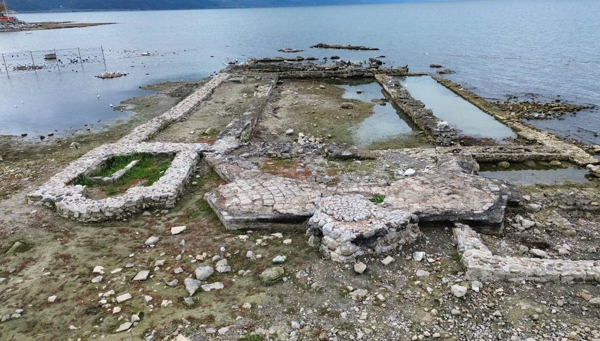 İznik Gölü'ndeki 2 bin yıllık bazilika kuraklıkla su yüzeyine çıktı