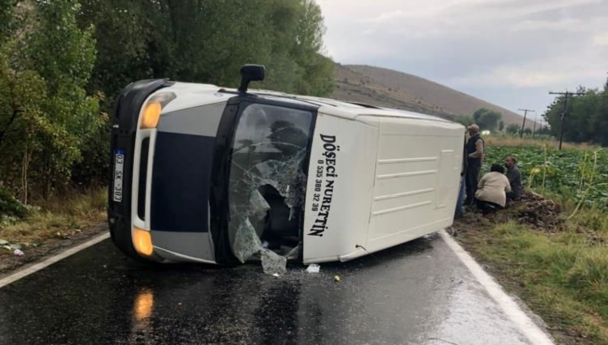 Afyonkarahisar’da işçi minibüsü devrildi: 10 yaralı