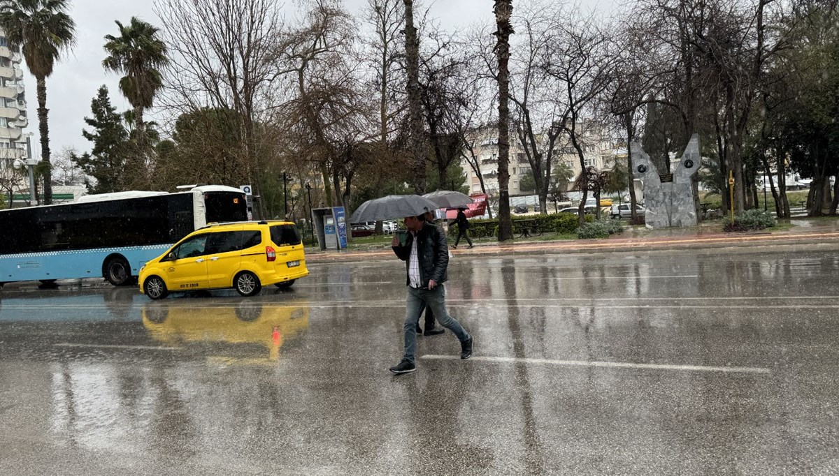 Antalya’yı fırtına vurdu: Denizde hortum, karada yıldırım düşmesi sonucu orman yangını