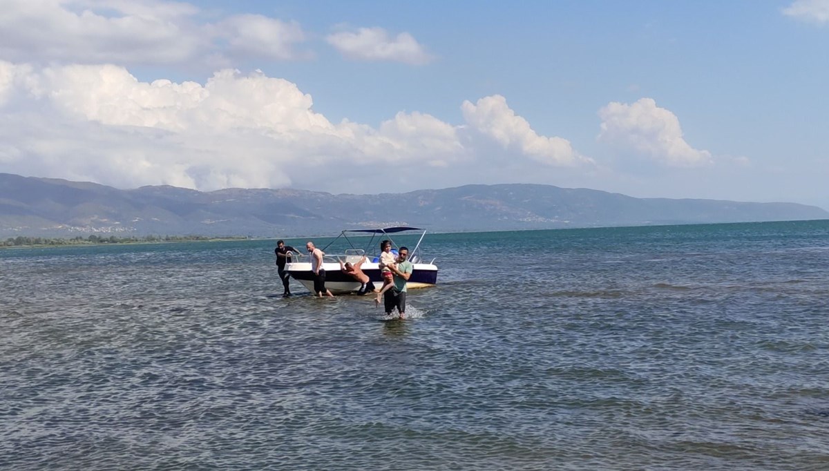 İznik Gölü'nde yüzerken açığa sürüklenen iki kardeş kurtarıldı