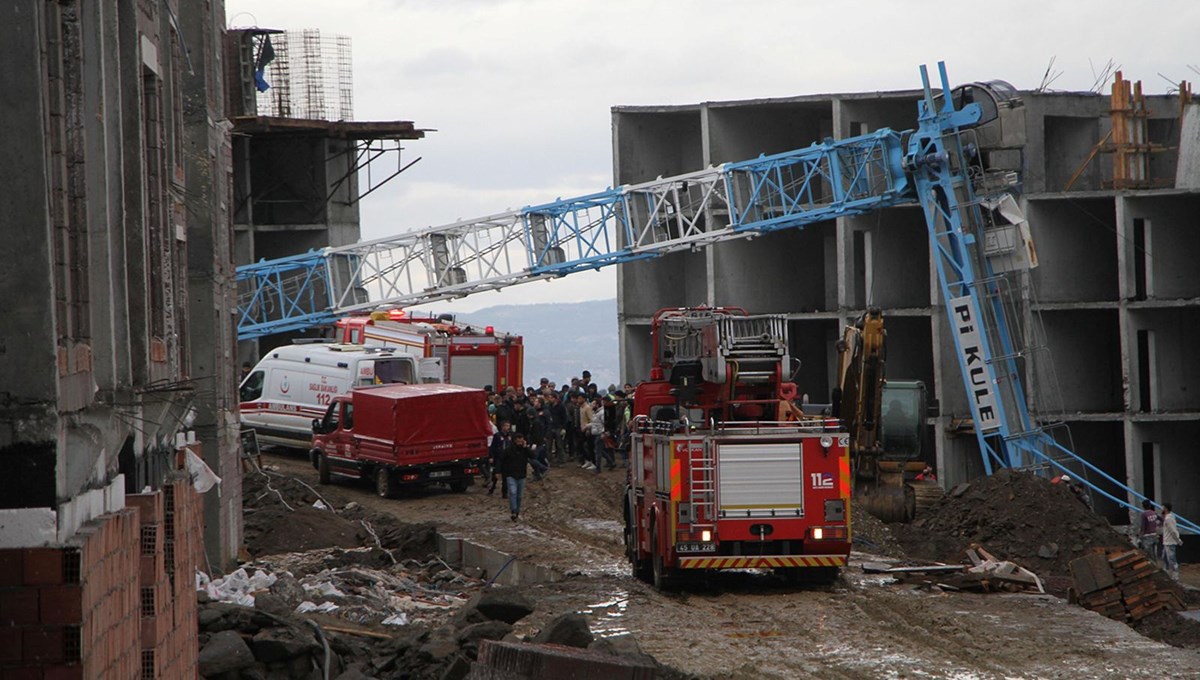 İnşaatta kule vinç devrildi: 1 ölü