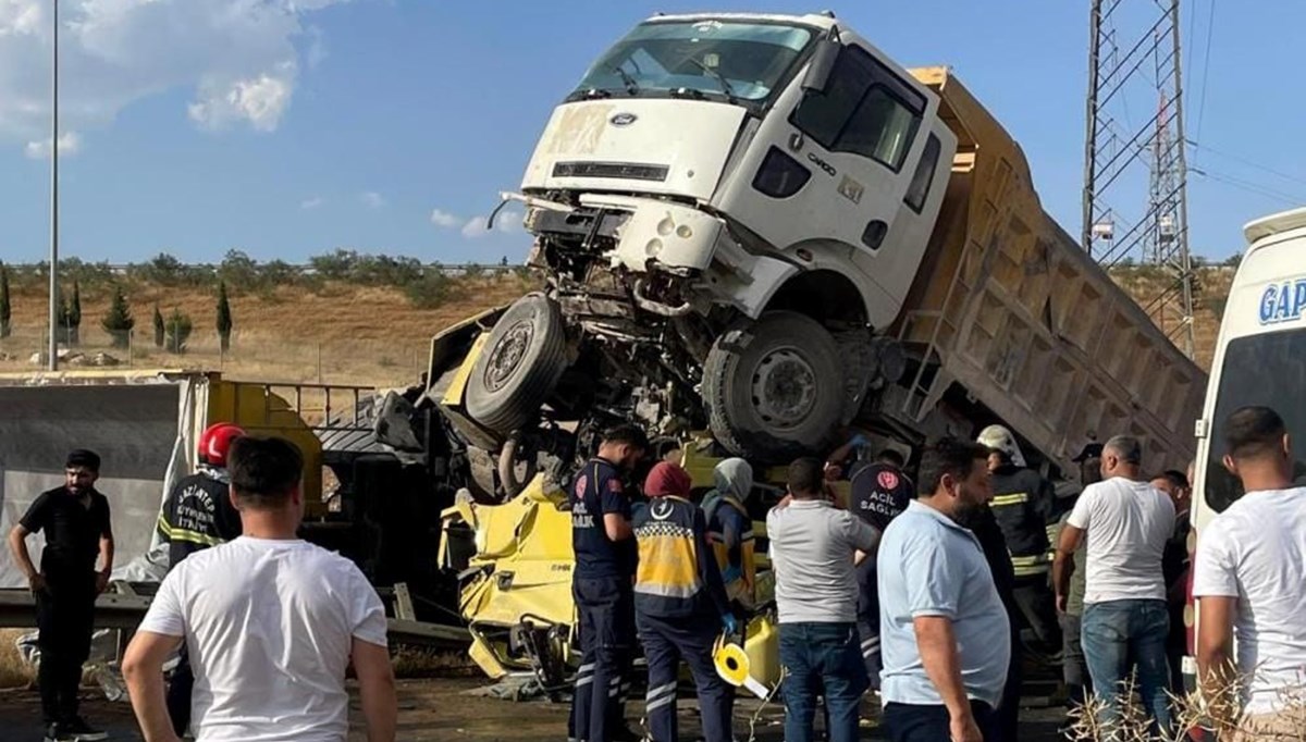 Gaziantep'te feci kaza | Kamyon, TIR'ın üzerine çıktı: 1 ölü, 2 yaralı