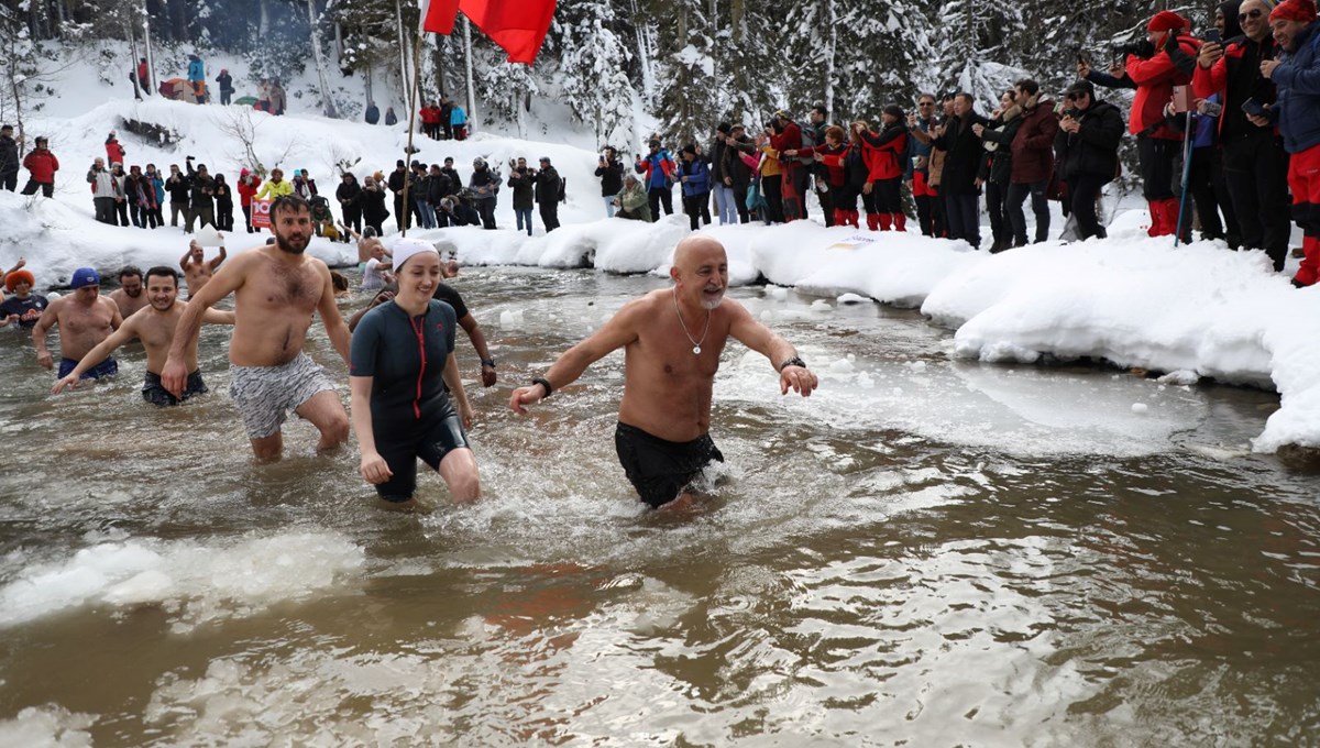 Rize'de 1700 rakımdaki gölde yüzme şenliği yapıldı