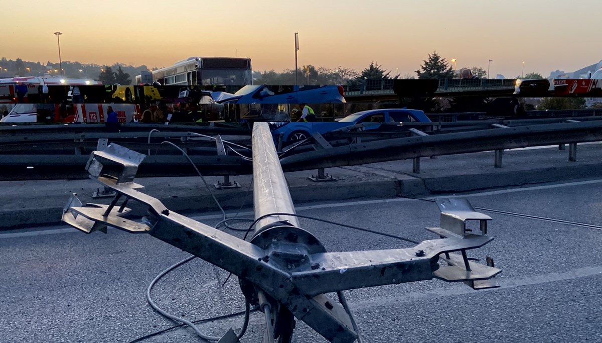 Bahçelievler'de İETT otobüsü aydınlatma direğini devirdi: Yol trafiğe kapandı