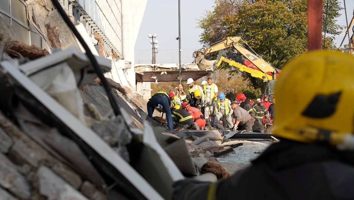 Sırbistan'da tren istasyonunun çatısı çöktü: 13 ölü