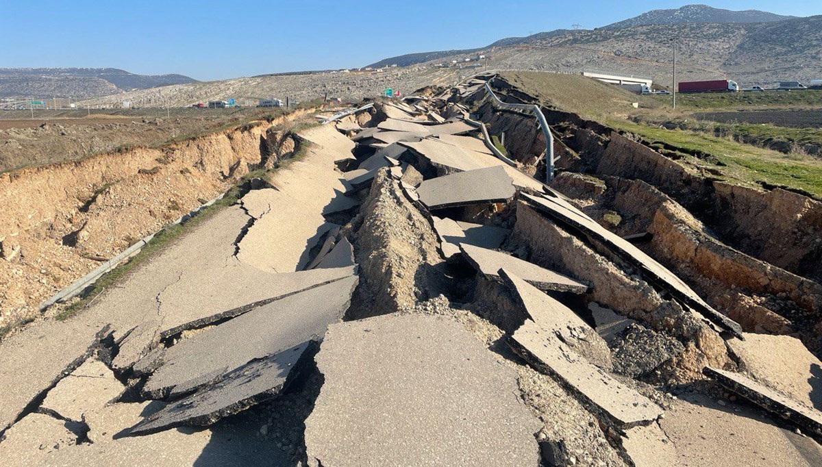 Kahramanmaraş'taki yol depremde paramparça oldu