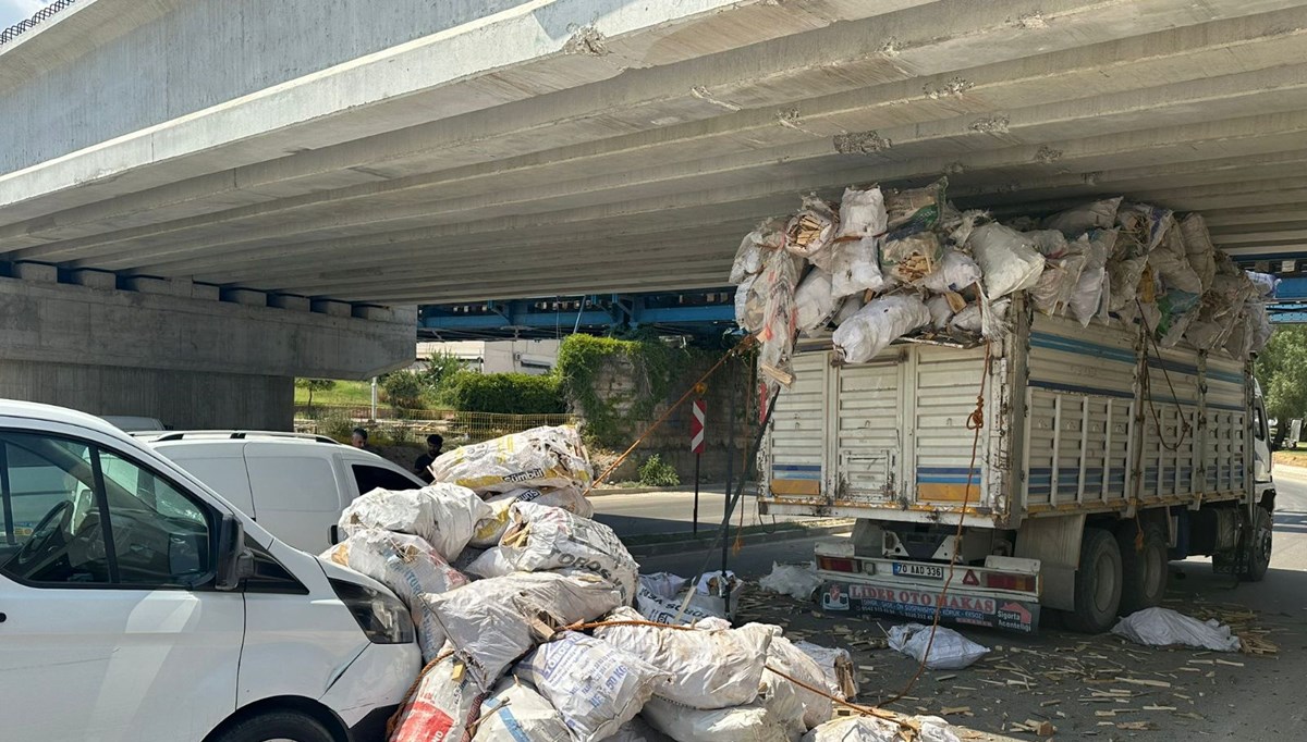 Adana'da odun yüklü kamyon köprü altında sıkıştı