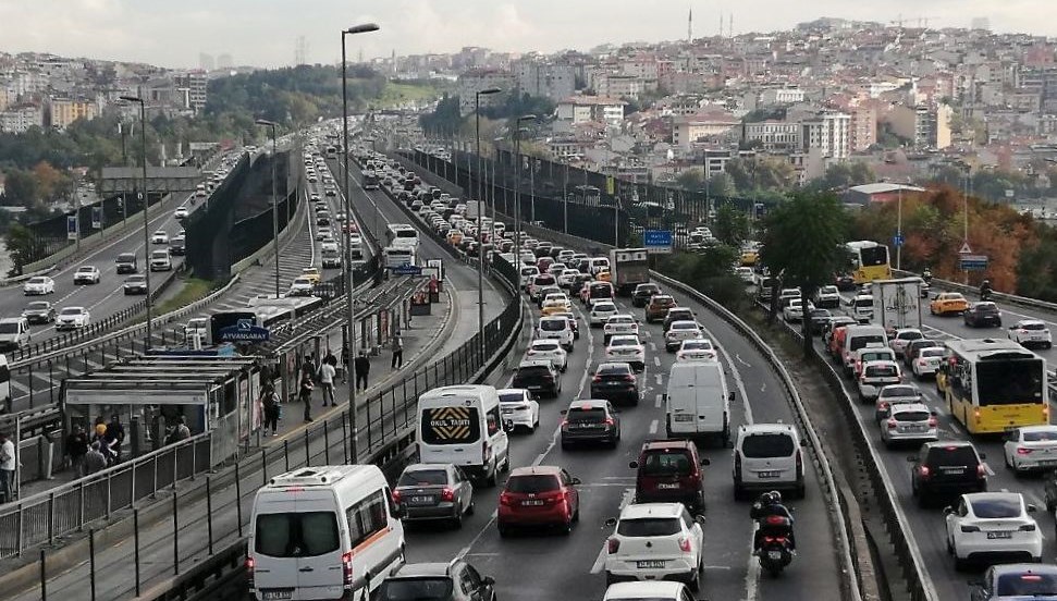 İstanbul'da sabah saatlerinde trafik yoğunluğu yüzde 76'ya ulaştı