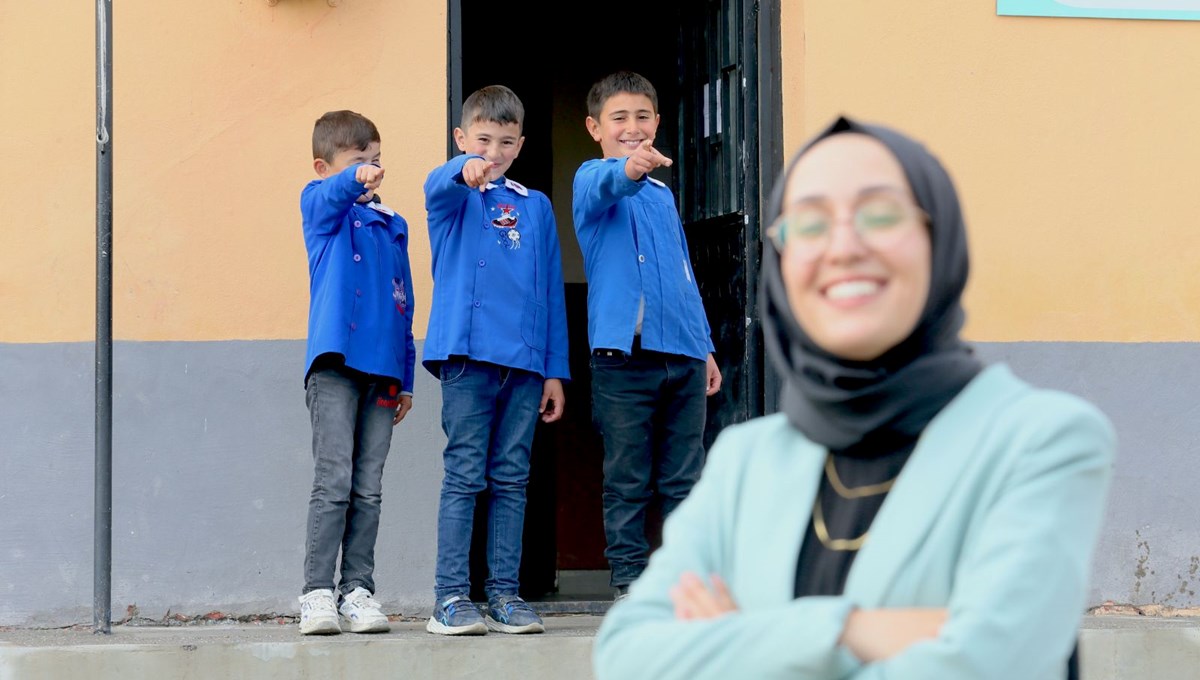 Türkiye'nin sıfır noktasında öğretmenlik yapıyor! 3 öğrencisini sobalı sınıfta geleceğe hazırlıyor