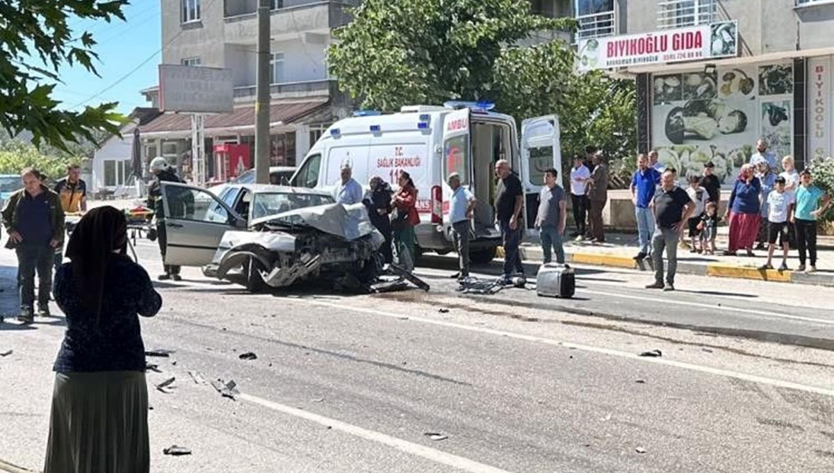 Tekirdağ'da otomobil ile yolcu minibüsü çarpıştı: 5 kişi yaralandı