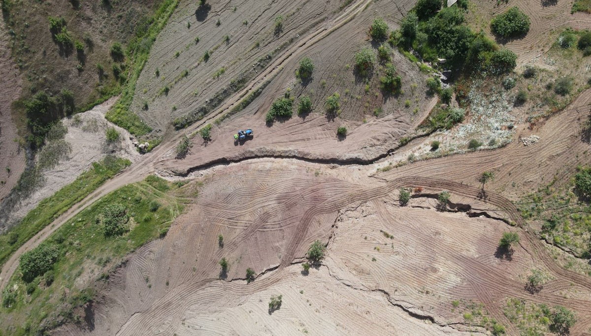 Deprem nedeniyle tepe çökünce manzarası değişen iki köy görüntülendi