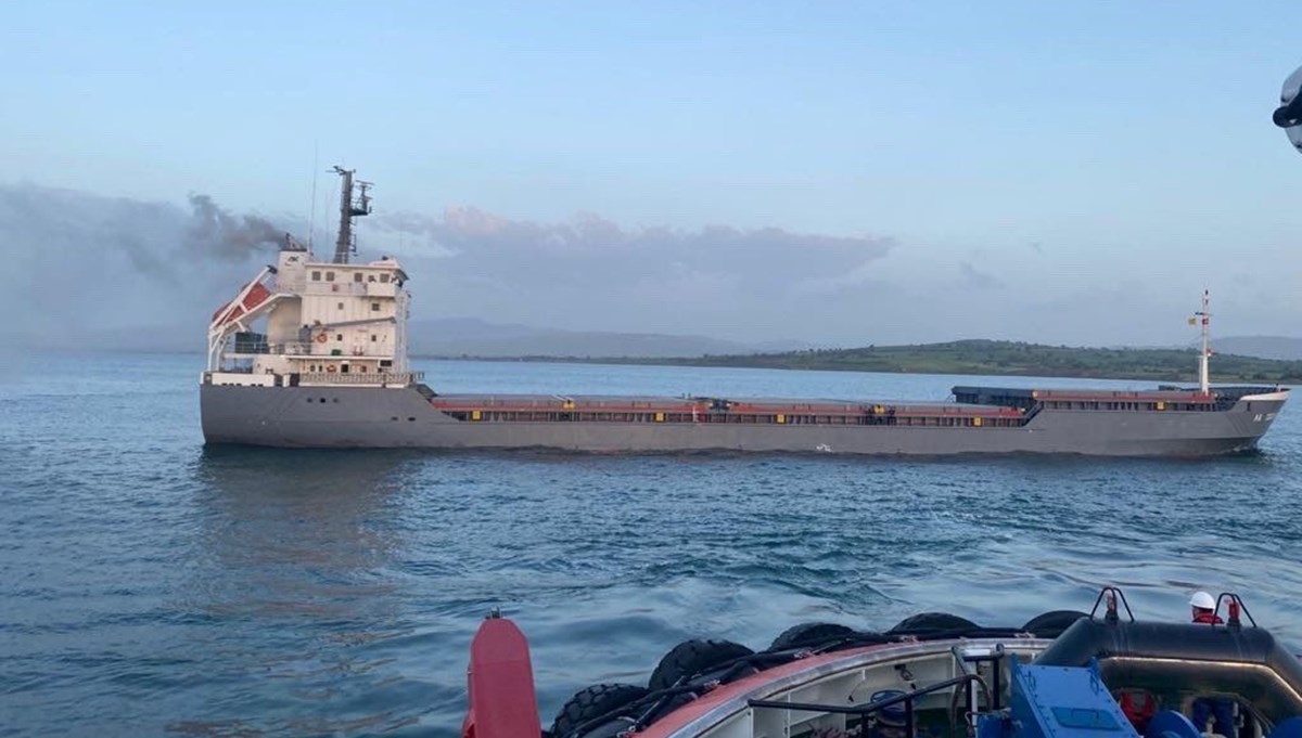 Kuru yük gemisinde yangın: Çanakkale Boğazı gemi trafiğine kapatıldı