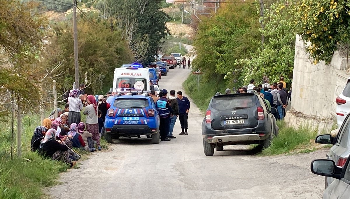 Mersin'de esrarengiz olay: Anne ile oğlu evde, baba araçta yanarak öldü