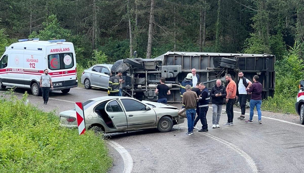 Sinop'ta kamyonet ile otomobil çarpıştı: 3 yaralı